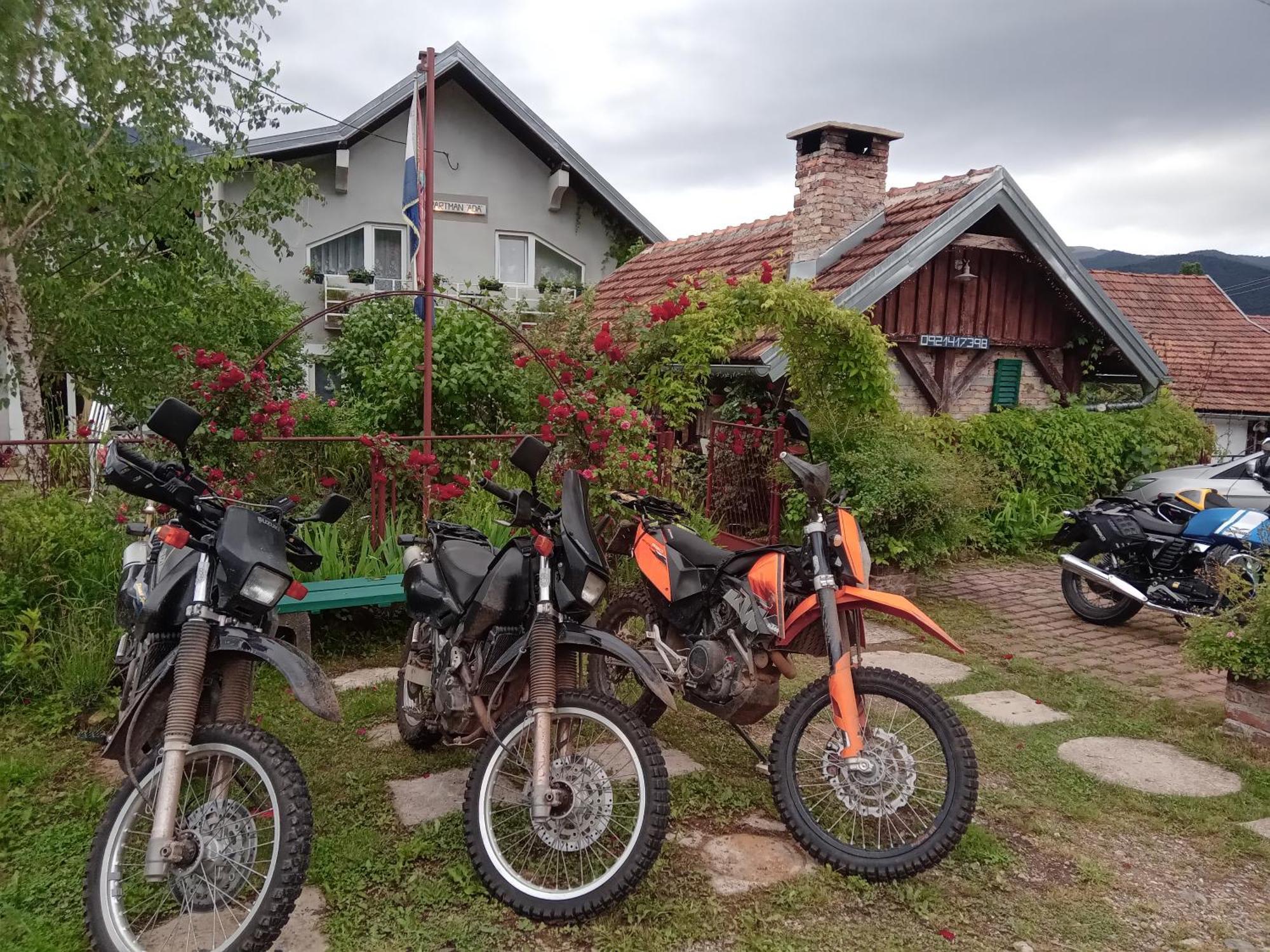 Apartment Ada Bed & Breakfast Грачац Экстерьер фото