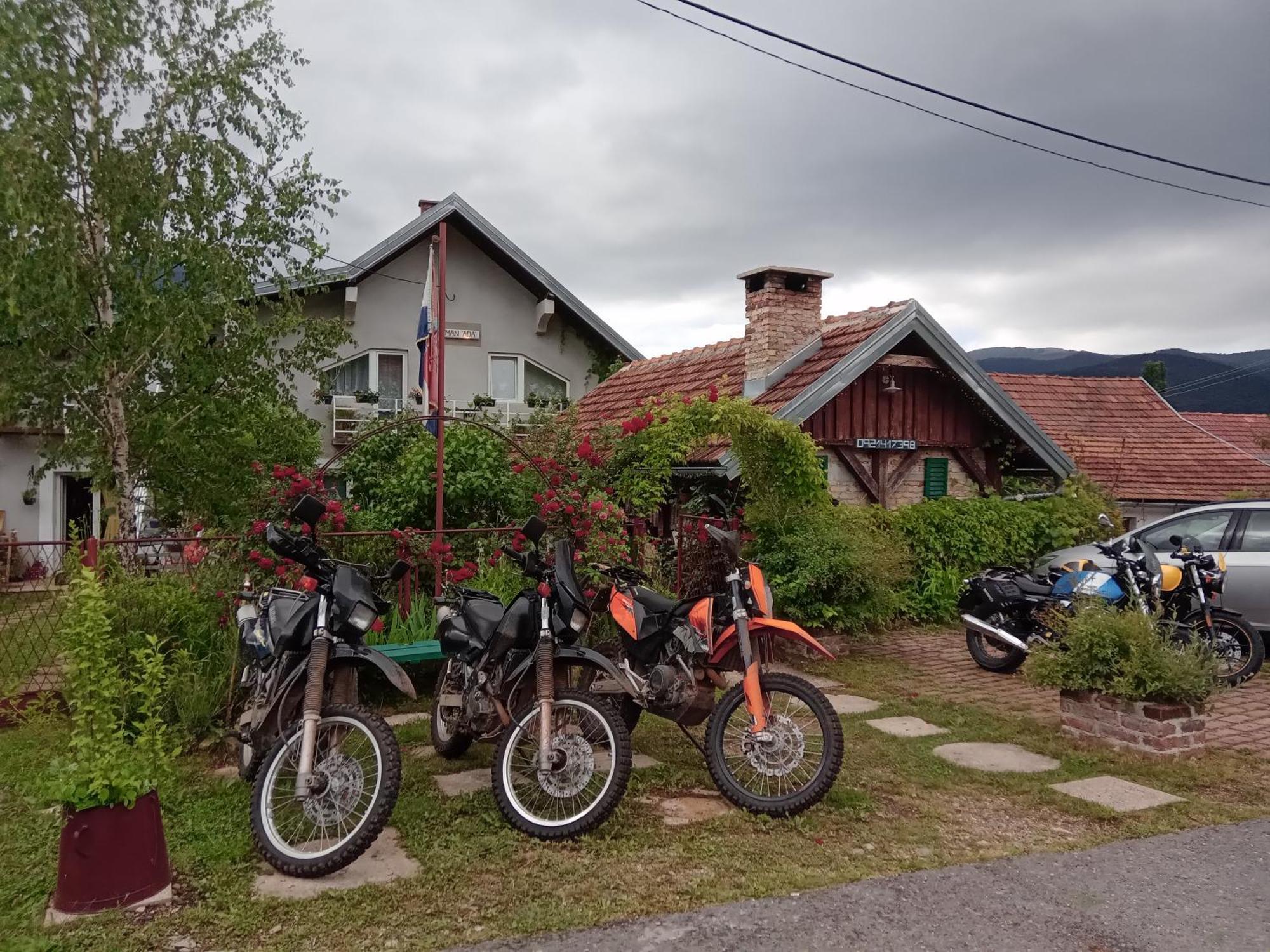 Apartment Ada Bed & Breakfast Грачац Экстерьер фото